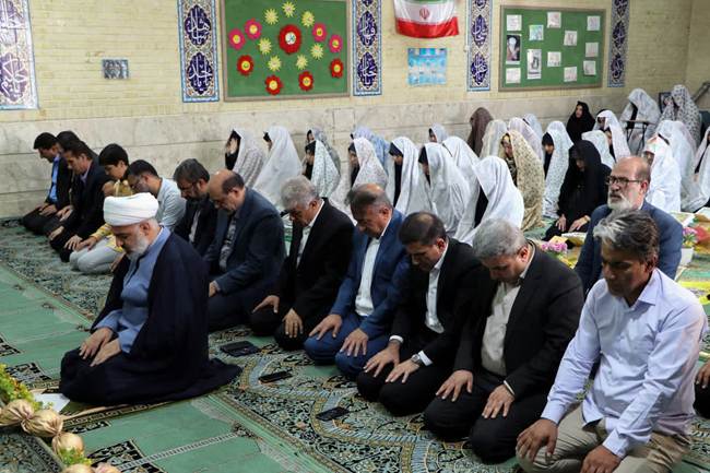 آغاز مهر با عطر نماز در دبیرستان شاهد علامه امینی شیراز